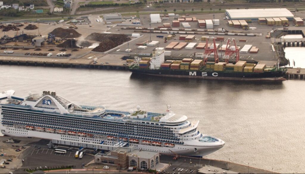 Port-Saint-John-NB-2012-cruise-and-cargo