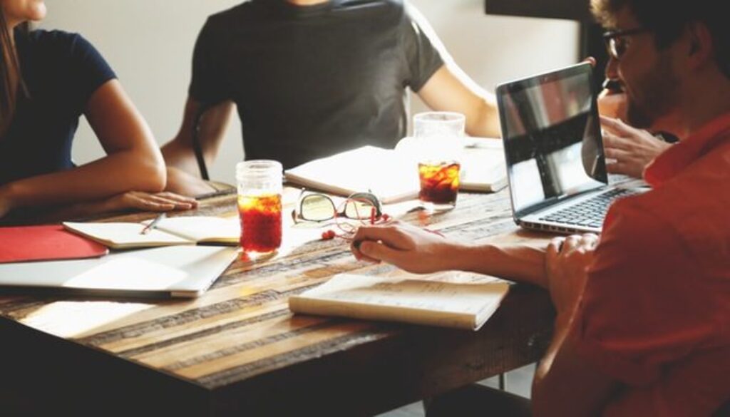 Startup, millennials, office, people-coffee-tea-meeting (1)