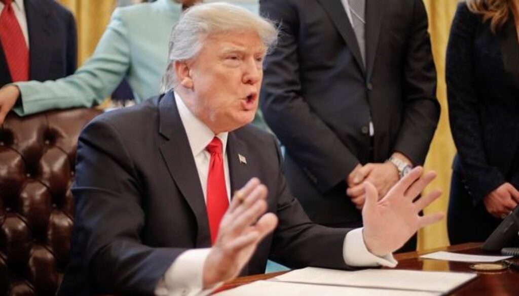 Donald Trump -76233c7f23444017b2b9af6