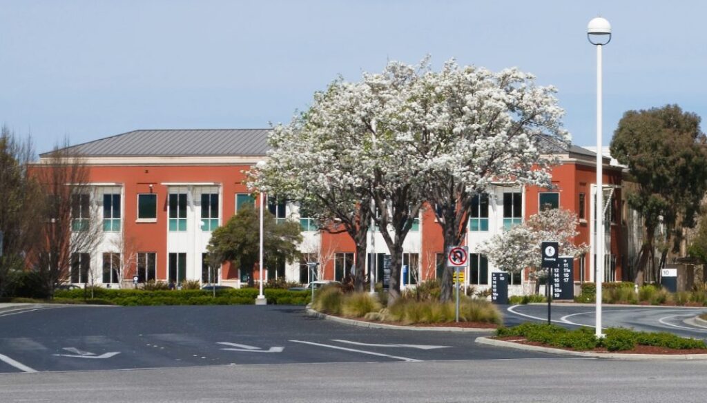 Facebook_Headquarters_Menlo_Park_crop