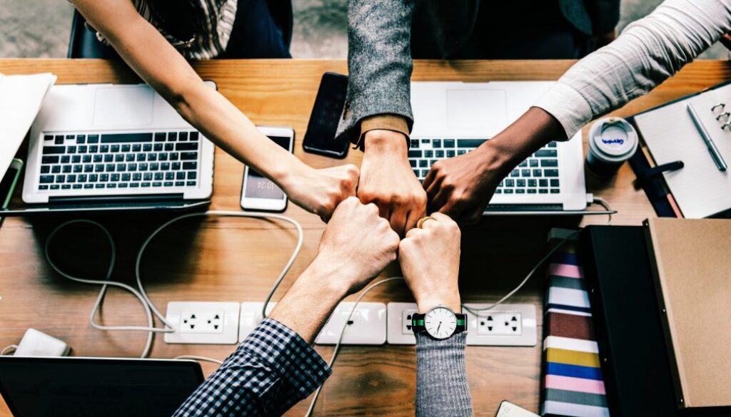 bump-collaboration-colleagues-1068523