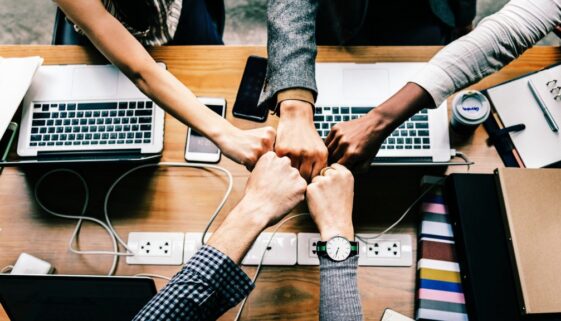 bump-collaboration-colleagues-1068523