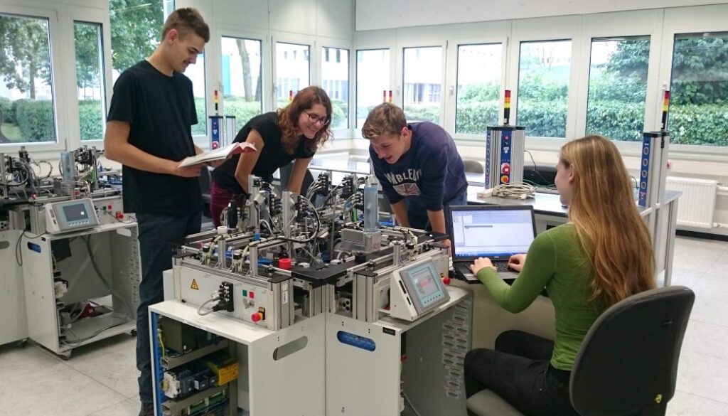 Auszubildende starten bei Siemens / Training year begins at Siemens
