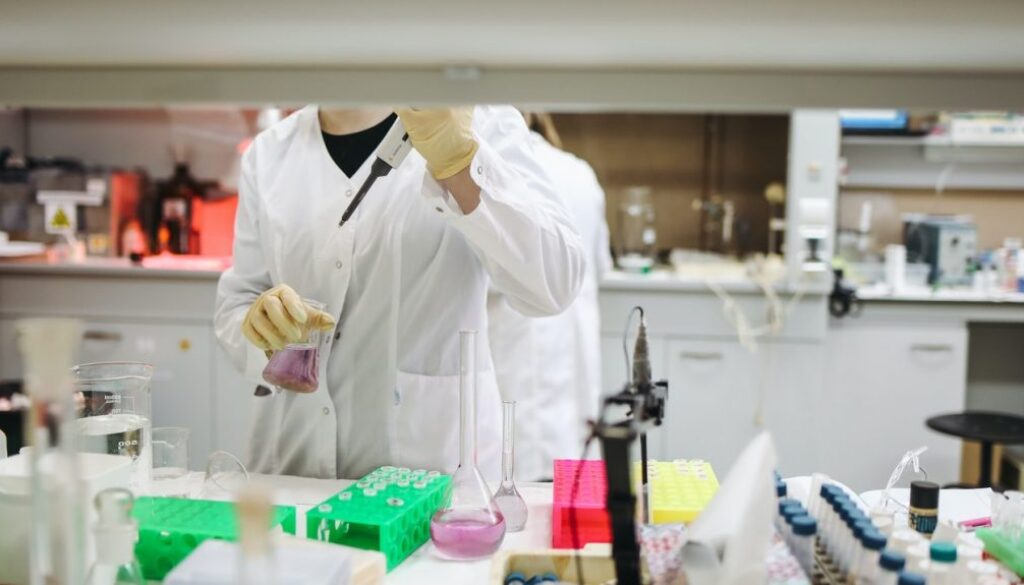 scientist-in-laboratory-3735769